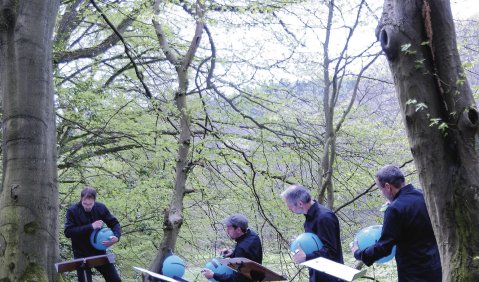 Zum Tod der nmz-Redaktionsfotografin Charlotte Oswald drucken wir noch einmal einige ihrer Arbeiten für die nmz nach (siehe Seite 6). Hier ein Foto einer Klangwanderung im Rahmen der Wittener Tage für neue Kammermusik im bergbau­histo­ri­schen Muttental, a