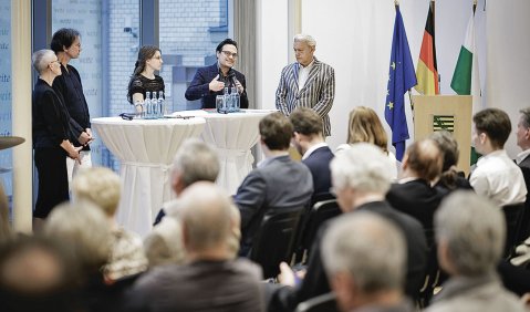 Die Diskussionsrunde an dem gleichen Ort, an dem das Flöten-Quintett gespielt hat.