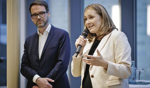 Constance Arndt hält eine Rede. Markus Franke hält sich bereit und hört zu.