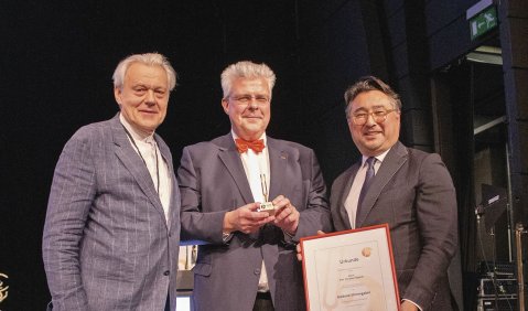 Die drei Herren, Höppner mit der goldenen Stimmgabel und Dolge mit Höppners zugehöriger Urkunde.