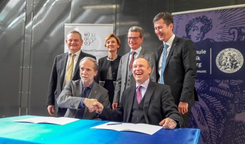 Unterzeichnung der Kooperationsvereinbarung durch Christoph Wünsch (HfM) und Martin Sachse-Weinert (MGG), hinten stehend: MdL Mandred Ländner, Ministerialbeauftragte Monika Zeyer-Müller, Staatsminister Bernd Sibler, OB Christian Schuchardt. Foto: JM Koch