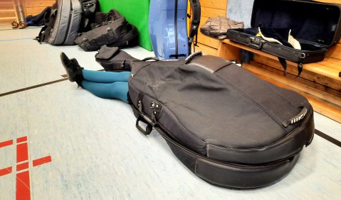 Kontrabasstasche als Schlafsack (c) JM Koch