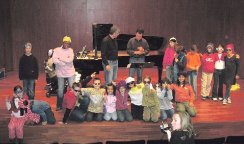 Das Duo pianoworte zusammen mit den mitwirkenden Kindern der Vogelsangschule Stuttgart. Foto: Hadamczik