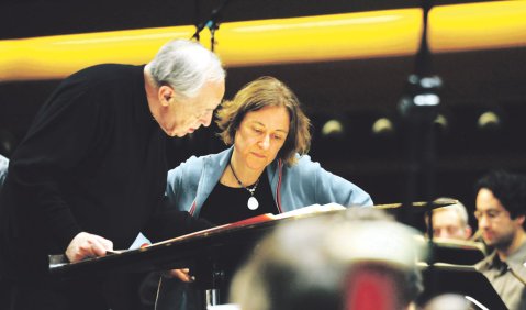 Pierre Boulez war wieder einmal  nach Donaueschingen gekommen. Bei den Musiktagen leitete er das Eröffnungskonzert mit dem SWR-Orchester, bei dem Werke von Enno Poppe, Fabian  Panisello und Isabel Mundry uraufgeführt wurden. Foto: Ch. Oswald