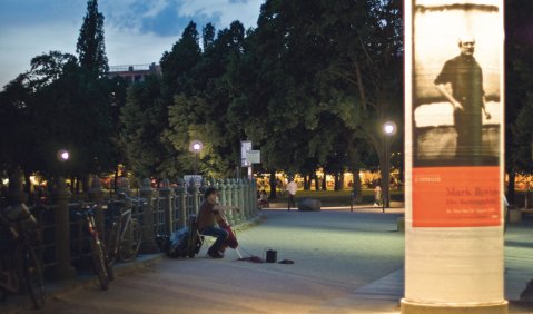 Im Angesicht der Krise: ein Berliner Straßenmusiker an dem Platz, an dem rückwärtig einmal die Berliner Börse stand. Links, nicht im Bild und durch die Spree getrennt, die Museumsinsel. Foto: Martin Hufner