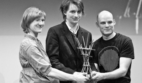 Das Trio [em] mit v.l.n.r. Eva Kruse, Michael Wollny und Eric Schaefer mit dem eigens kreierten Preis. Foto: Ssirus W. Pakzad