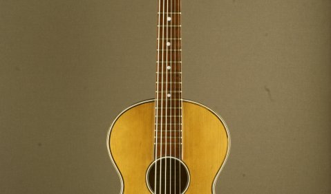 Deutsche Gitarre (ca. 1905) von Johann Fürst. Foto: Katalog