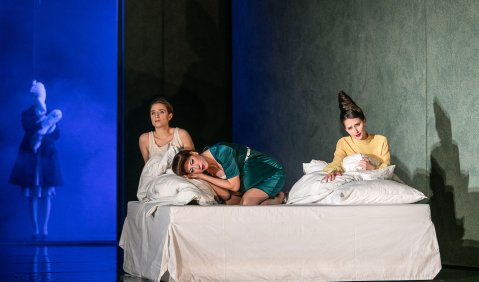 Suzanne Jerosme, Sanja Radišic, Camille Schnoor. Foto: Ursula Schelhaas