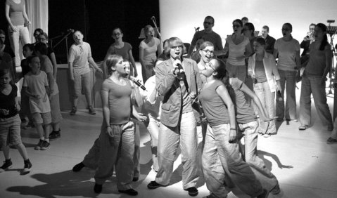 13 Aufführungen im Jungen Schauspielhaus Düsseldorf bestätigten den Erfolg der mit 60 Mitwirkenden der Kinder- und Jugendchöre der Clara-Schumann-Musikschule Düsseldorf realisierten Uraufführung von „Major Dux“.  Foto: Margret von Conta