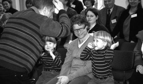 Generationenübergreifendes Singen im Workshop. Foto: Michael Fuchs