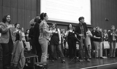 Der Kongress singt: Markus Detterbeck bei seinem Workshop. Foto: A. Kattner