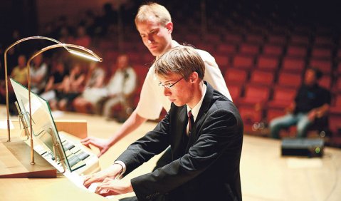 Johannes Lang an seinem Hauptinstrument, der Orgel.  Foto: Jugend musiziert/Erich Malter