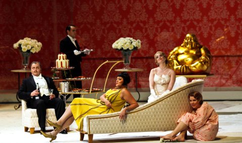 Peter Galliard (Alfred), Moritz Gogg (Georges, Miriam Clark (Mademoiselle Isabelle, Miriam Gordon-Stewart (Rosine) und Trine W. Lund (Antoinette) in Oscar Strasnoys „Le Bal“. Foto: Klaus Lefebvre