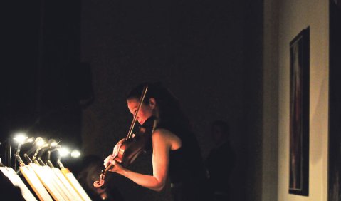 Widmann spielt Widmann: Carolin Widmann spielt neue Etüden von Jörg Widmann vor Bildern im Märkischen Museum. Foto: Charlotte Oswald