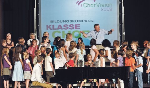Professor Göstl zeigte beim Fachkongress ChorVision 2009 der Deutschen Chorjugend in Marktoberdorf, wie man „kindgerecht“ singt. Foto: A. Michel