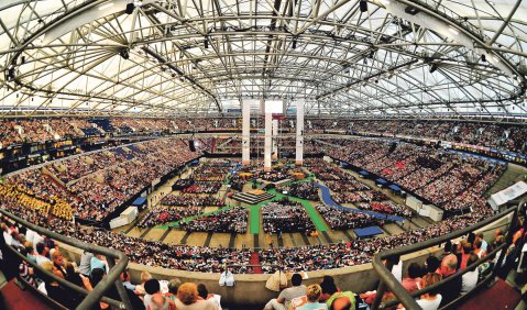 Titelbild „!Sing – Day of Song“: die Veltins-Arena Gelsenkirchen vor dem großen Kollektiv-Event am 5. Juni 2010. Foto: RUHR.2010/Manfred  Vollmer