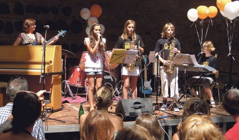 Die YoungsterBand „Heul Doch!“ mit ihrer Leiterin Anke Hein am Bass bei einem Auftritt. Foto: Anselm Weyer