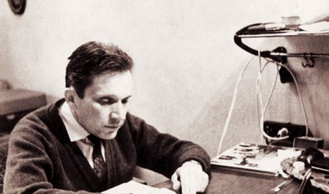 Schostakowitsch im Augenwinkel, das eigene Schaffen im Blick: der Komponist Mieczysław Weinberg bei der Arbeit. Foto: Bregenzer Festspiele