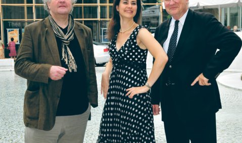 Schülerin, Meister und Mentor: Birke Bertelsmeier zwischen Wolfgang Rihm  und Klaus Lauer in Bad Reichenhall. Foto: Charlotte Oswald