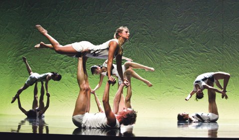 Hans Werner Henze schrieb seinen Liederzyklus „Voices“ 1973. Im Rahmen des Henze-Projekts der Ruhr.2010 erlebte Bernd Schindowskis Ballettabend „Voices“ im Kleinen Haus des Musiktheaters im Revier Gelsenkirchen (MiR) seine Premiere.  Foto: Ursula Kaufmann