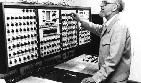 Am Synthesizer: Erhard Karkoschka. Foto: Hans Kumpf