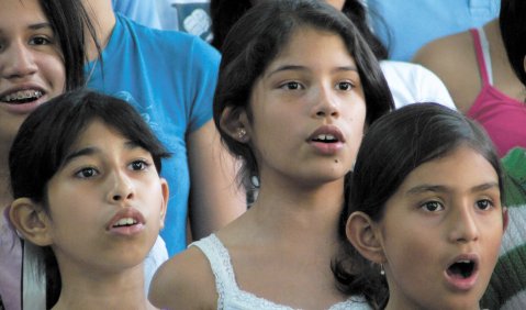 „Tocar, cantar y luchar“: Spielen, Singen und Kämpfen – das Motto des venezolanischen „Sistema“ wird im núcleo „Los Chorros“ und in der Instrumentenbauwerkstätte in Caracas mit Leben erfüllt. Fotos: Juan Martin Koch