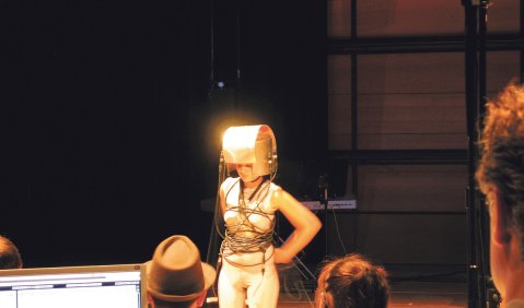 Performance von Vanessa Gageos von der Hochschule der Künste Bern im ZKM_Kubus. Foto: ZKM
