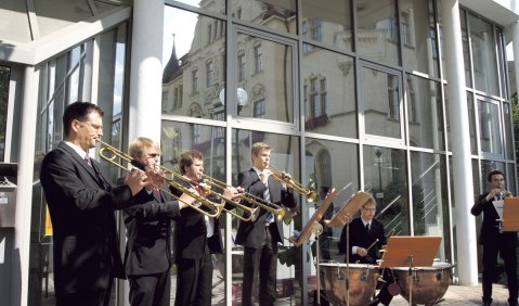 Festfanfaren auf dem Rathausplatz. Foto: Jörg Tisken