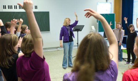 Zusätzlicher Musikunterricht durch „klasse.im.puls“: Evelyn Beißel mit ihren Schülern im fränkischen Naila. Foto: Reinhard Feldrapp, Naila