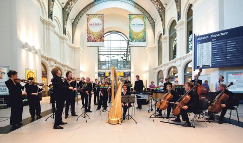 Sounding D in Dresden: Im Bahnhof spielen Musiker der Dresdner Philharmoniker Terry Rileys „In C“. Foto: Martin Hufner
