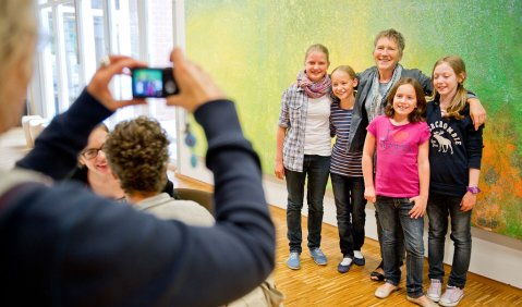 Erinnerungsfoto mit „ihrer“ Komponistin: die Blockflötistinnen Marie Hogh, Emilie Kasper, Nora Schürmann, Annika Walch aus Köln und Agnes Dorwarth. Foto: Marc Doradzillo