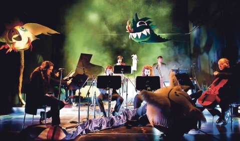 Aufführung „Maus und Monster“, Black Box (Gasteig München) von Helga Pogatschar mit Cornelia Melián und dem Versus Vox Ensemble. Foto: Siggi Mueller 