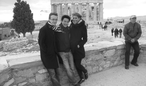 „Vor lauter Fotos kamen wir kaum vom Fleck“: Chistopher Schmitz, Marcel Mok und Svenja Kallweit (v.l.n.r.) vor großer Architektenkunst in Athen. Foto: Peter Hahn