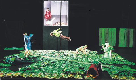 Peter Handkes „Platz“ als entfesseltes Bewegungstheater: In der Choreografie von Fabian Chyle zu Musik von Alvaro Carlevaro. Foto: Charlotte Oswald