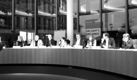 Hochkarätig besetzte Runde an Fachreferenten beim Gespräch im Abgeordnetenhaus. Foto: Franz-Michael Deimling