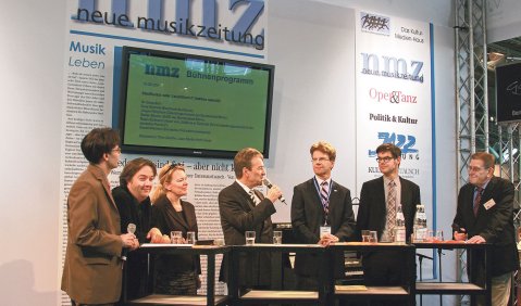 „Stadtkultur oder Leuchtturm?“ (v.li.): Juan Martin Koch, Stefan Blunier, Ilona Schmiel, Jürgen Nimptsch, Gerald Mertens, Ralph Bollmann und Theo Geißler. Foto: Arnulf Marquardt-Kuron