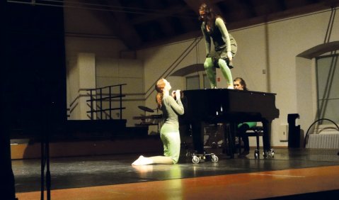 „SpiegelArt“: Studierende der Hochschule Osnabrück improvisieren eine Performance. Foto: Katrin Rohlfs