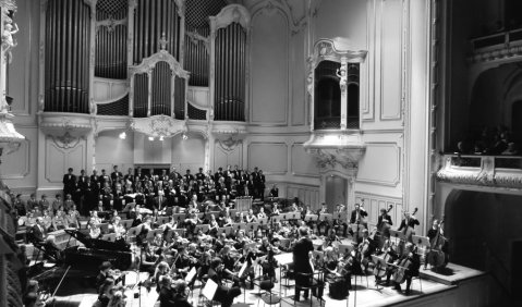 Nicht nur die Bühne – auch der Zuschauerraum in der Hamburger Laeiszhalle war vollbesetzt. Foto Katharina Biebl 