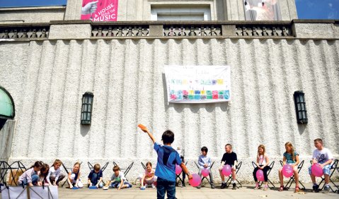 Kann ich die Brotboxen noch mal hören? Ahmet Maman dirigiert die Klasse 3a der Elly-Heuss-Knapp-Schule.  Foto: Natascha Braun