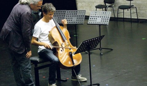 Intensive Arbeitsatmosphäre: Lukas Fels mit einem Cellostudenten. Foto: Akademie für Neue Musik