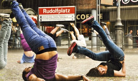 Mit Tanzaktionen in der Kölner Innenstadt haben Studierende des Zentrums für Zeitgenössischen Tanz (ZZT) gegen Sparpläne der finanziell unter Druck stehenden Hochschule für Musik und Tanz protestiert, dem das ZZT angehört. Foto: Jenny Lerose