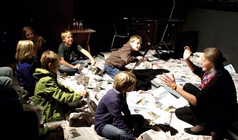 Kinder beim Filmmusik-Workshop „Einige Zeilen“ unter Leitung von Ulla Grümmer. Foto: Jantje Biel