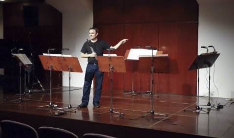 Jörg Widmann beim wissenschaftlichen Symposium „Spuren“ über den und mit dem Komponisten unter der Leitung von Hans-Klaus Jungheinrich 2012 an der Alten Oper Frankfurt. Foto: Charlotte Oswald