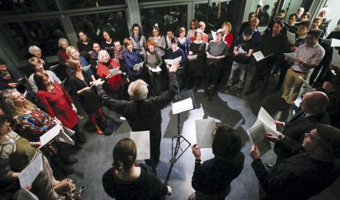 Abendliches Mitsingen bei Stefan Rauh, Leiter des Kammerchors Berlin. Foto: tk photography