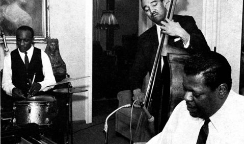 Exquisit mikrophonierte Schwarzwaldidylle: Ed Thigpen, Ray Brown und Oscar Peterson in Hans Georg Brunner-Schwers Wohnzimmer. Anschließend ging‘s zum Abhören der Ergebnisse unter‘s Dach. Foto: Sepp Werkmeister