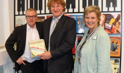 Auf der Internationalen Musikmesse in Frankfurt gratulierten Cordelia von Gymnich, Musikmesse Bereichsleiterin, und Wolfgang Lücke, Musikmesse Direktor, Detlef Kessler (Mitte), Inhaber AMA Verlag, zum 25-jährigen Bestehen seines Verlages. 