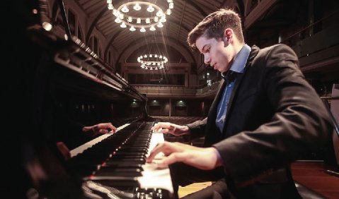 Beim 14. Internationalen Wettbewerb für junge Pianisten in Ettlingen erhält der deutsche Robert Bily den 1. Preis. Foto: Frank Reich