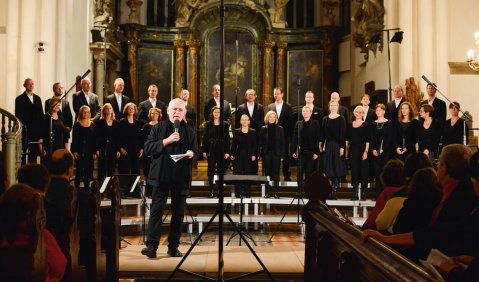 Lange Nacht der Chöre: Moderator Jürgen Liebing und der Kronenchor Friedrichstadt Berlin. Foto: Inga Lauenroth