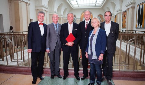 Die Mitgliederversammlung 2014 des Deutschen Musikrates hat Kulturstaatsminister a.D. Bernd Neumann (3.v.li.) einstimmig zum Ehrenmitglied des Deutschen Musikrates gewählt. Foto: Sylvie Weisshäupl