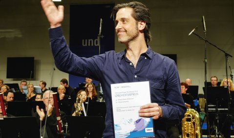 Zum Abschluss der Musiktage verlieh das SWR Sinfonieorchester Baden-Baden und Freiburg den Orchesterpreis 2014 für das „bemerkenswerteste Orchesterwerk des Festivals“. Er geht an die Komposition „Piano Concerto“ von Simon Steen-Andersen. Fotos: Hans Kumpf